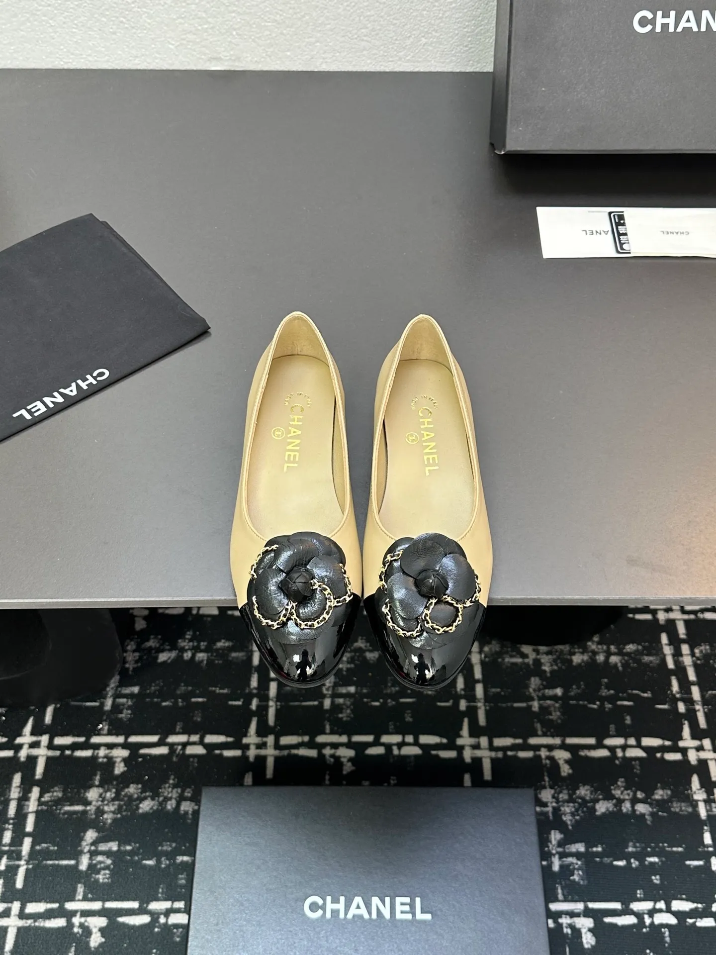 👟👟Ex-factory price 600👟👟 CHANEL｜Chanel Chanel 25C early spring new product Camellia series flat shoes This season’s Camellia series is really beautiful😍 Grandma Xiang’s family has always had the elegant and ladylike temperament, full of high-end sense! It’s very nice on the feet~ Whether worn barefoot or paired with skirts or trousers, it’s very versatile! Incomparably beautiful! Extraordinarily fairy 🧚 Overwhelmingly girly‼ ️ The upper is made of imported lambskin, the lining is made of mixed sheepskin, and the Italian A-grade leather outsole Size: 35-39 (40/41 customized)